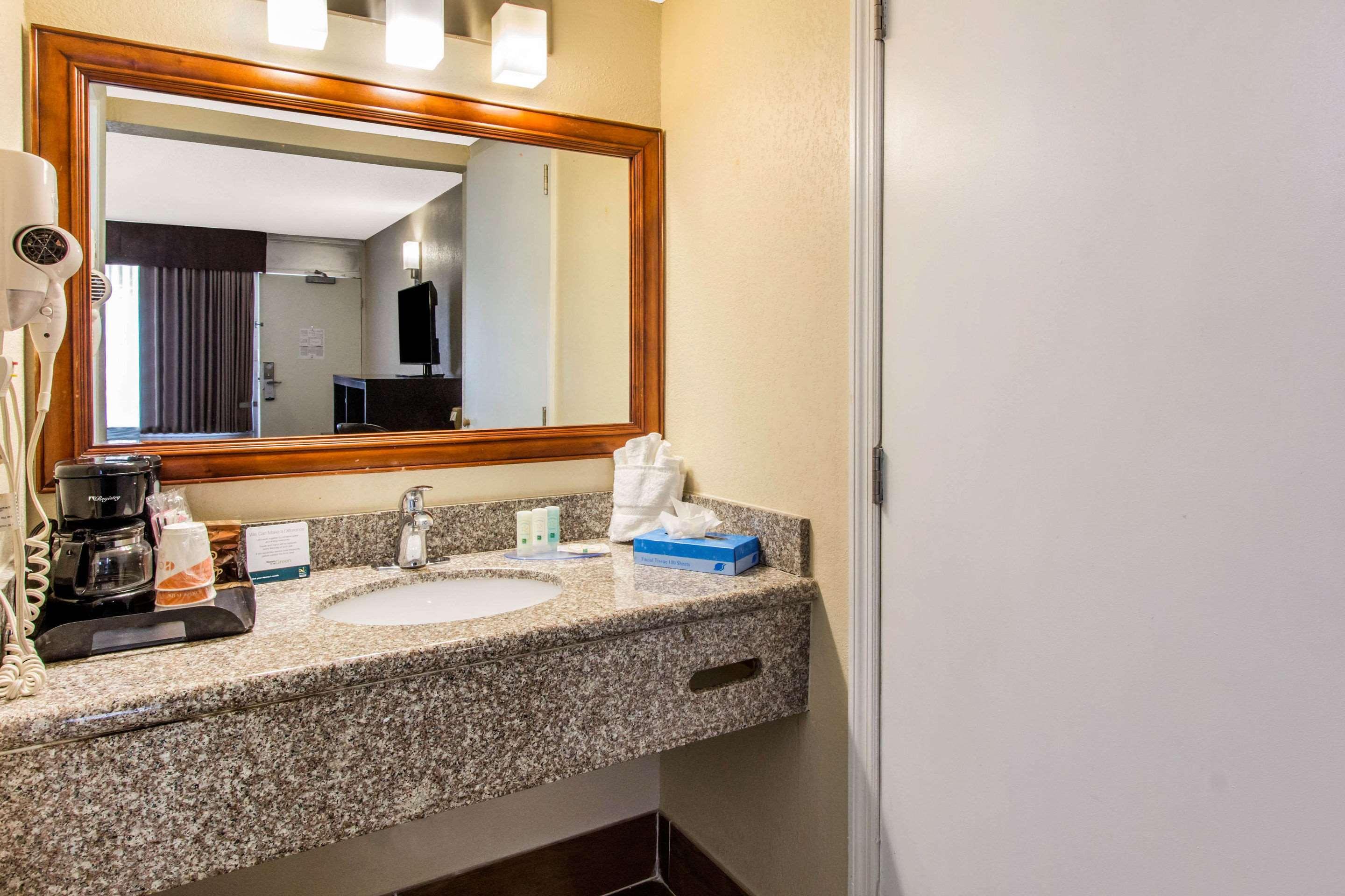 Quality Inn & Conference Center Tampa Buitenkant foto