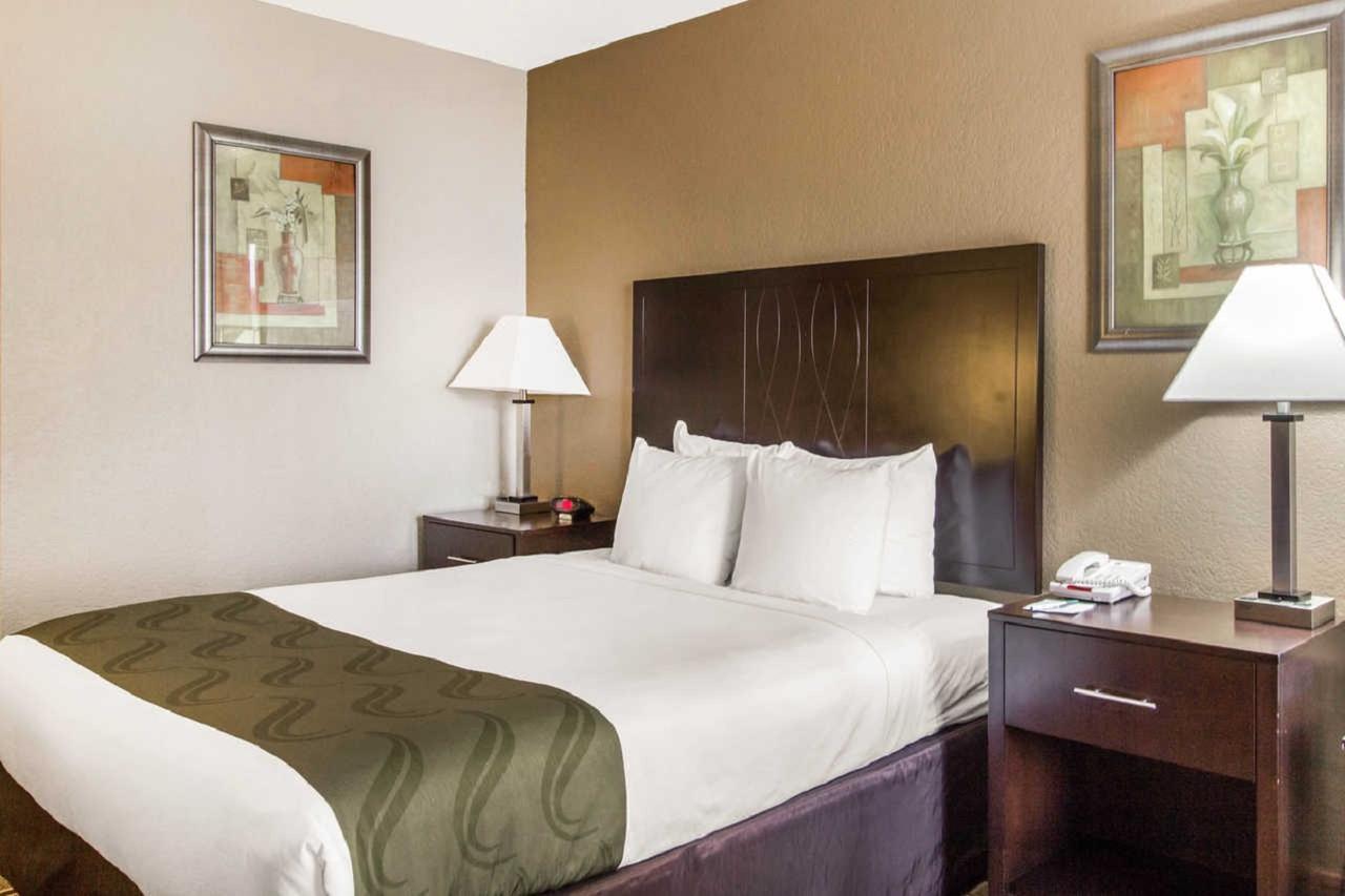Quality Inn & Conference Center Tampa Buitenkant foto