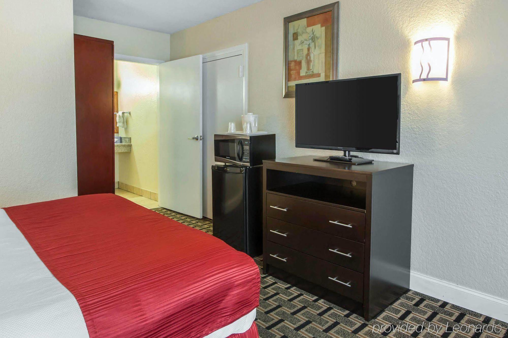 Quality Inn & Conference Center Tampa Buitenkant foto